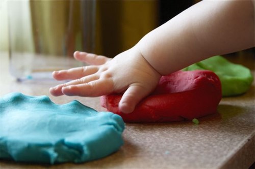 5 hoạt động Montessori giúp trẻ 0 đến 3 tuổi khám phá thế giới qua đôi bàn tay